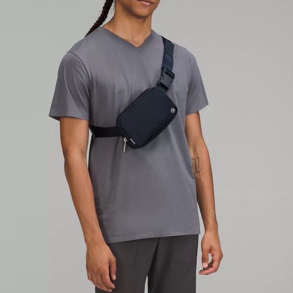 NWT Everywhere Belt Bag 1L - Navy - Picture 5 of 5